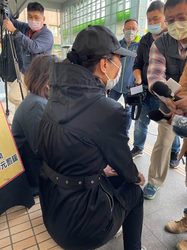 鍾母今（11日）在醫院外泣訴，警方執法過當，是朝著擋風玻璃射擊。（葉書宏攝）