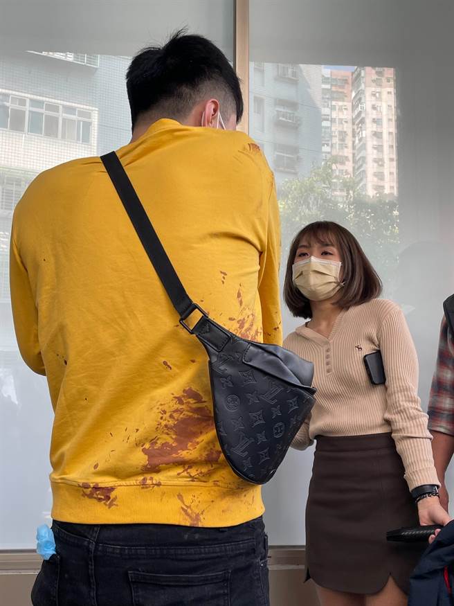 在車上的洪姓男子身上沾滿鍾姓男子的血跡。（葉書宏攝）