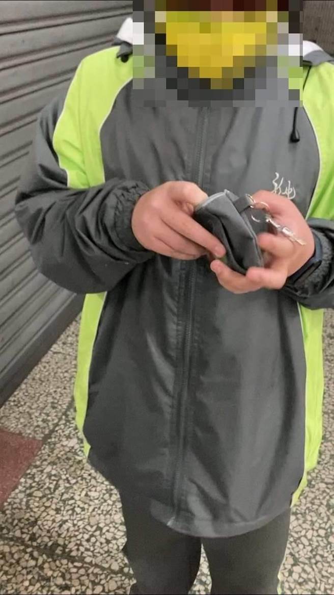 竹南警分局大山派出所员警协助国中学生找回遗失钱包。（竹南警分局提供／谢明俊苗栗传真）