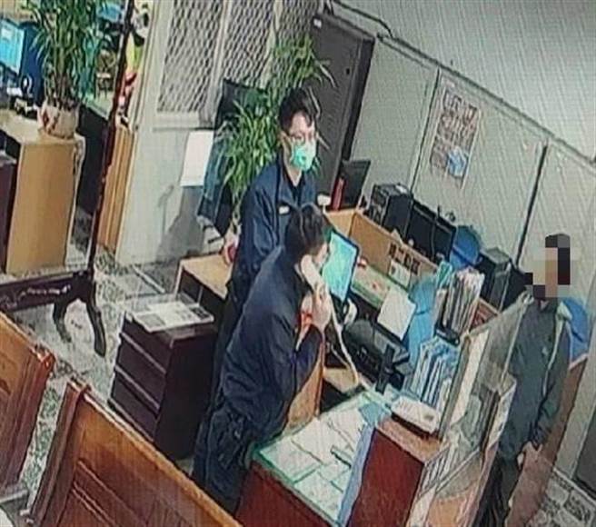 竹南警分局大山派出所员警协助国中学生找回遗失钱包。（竹南警分局提供／谢明俊苗栗传真）