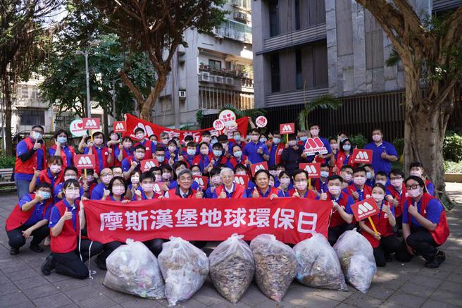 （摩斯汉堡31周年庆，由董事长林建元率同仁进行社区清扫活动，守护环境爱地球。图／摩斯汉堡提供）