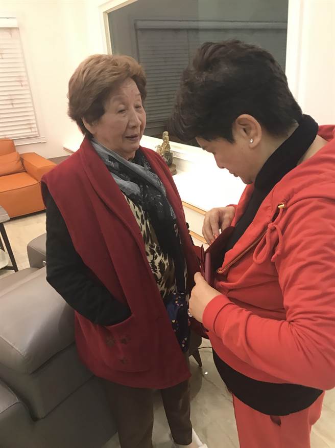 陈亚兰的妈妈（左）与杨丽花相见欢。欣湉国际提供