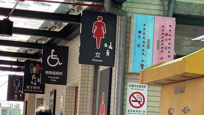 台铁彰化火车站去年国庆日，竟出现偷拍女生上厕所的大色狼，一名被害女子机警察觉异状后报警，警方衝到场发现竟有名中年移工躲在女厕间内长达1小时，当场逮人并查扣犯案手机。（谢琼云摄）