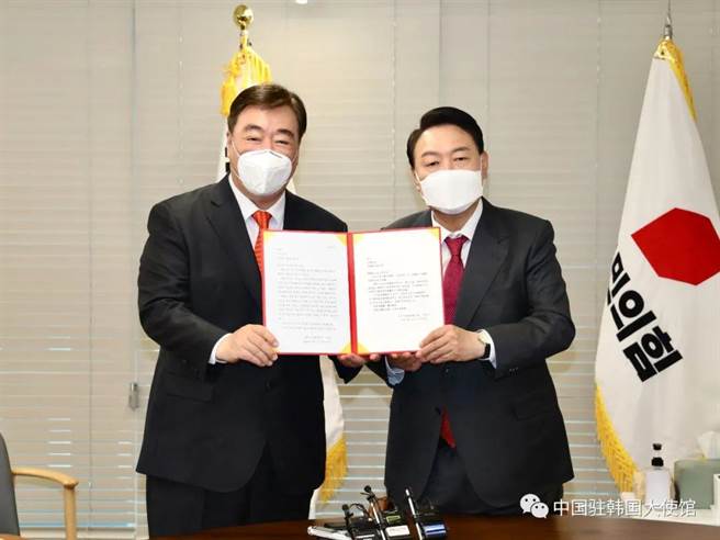 尹锡悦（右）会见中国驻韩大使邢海明，坚信韩中关系将再上新台阶。（中国驻韩国大使馆官网）