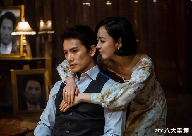 池晟（左）相隔13年与金玟廷再合作，2人在《恶魔法官》中有激吻戏码。（八大电视提供）