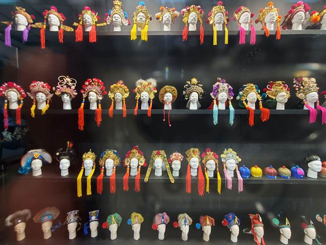 国宝级布袋戏大师、云林县新兴阁掌中剧团第5代传人锺任壁毕生收藏戏偶数超过2000尊。（周丽兰摄）