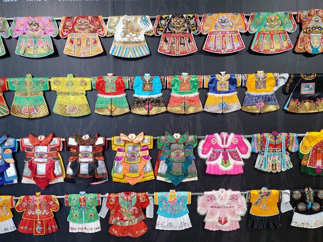 锺任壁大师生前收藏的偶衣。（周丽兰摄）