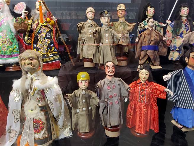 锺任壁除了表演，更保存新兴阁各时期布袋戏文物，从古册戏、剑侠剧、皇民剧、反共抗俄剧、内台金光戏、早期电视剧、现代剧都完整保存。（周丽兰摄）