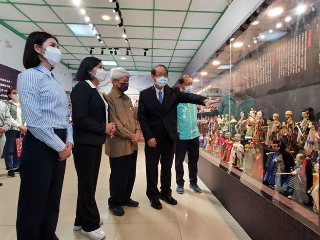 锺任壁大师的儿子、新兴阁掌中剧团第六代传人锺任梁（右二）为县长张丽善（右四）、已故布袋戏大师黄海岱之五子黄逢时（右三）导览。（周丽兰摄）