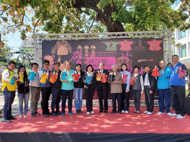 云林县府文观处11日起至5月1日在云林布袋戏馆展出锺任壁毕生收藏的盔帽、服饰、戏偶、舆轿400件。（周丽兰摄）