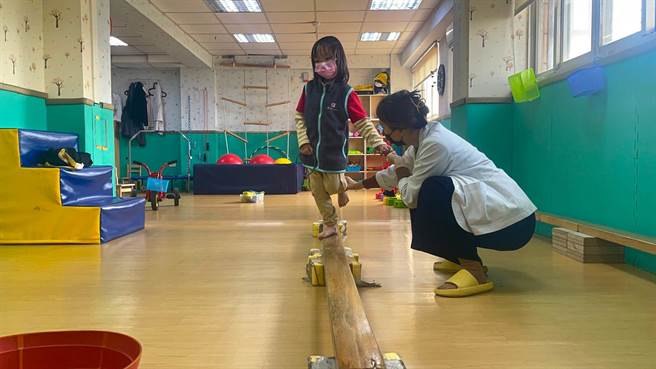 一岁小女孩「佩佩」是发展迟缓儿，经过院方两年每周两次积极且持续性的早期疗育课程的早期疗育课程后，状况大幅改善。（瑞祥医院提供／袁庭尧高雄传真）
