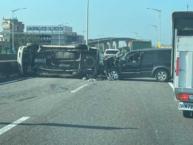 國道2號大園交流道今（11日）下午3時許發生3車追撞，其中1輛車當場90度側翻躺在路中，另輛車車頭幾乎撞爛。（翻攝自桃園市議員游吾和臉書）