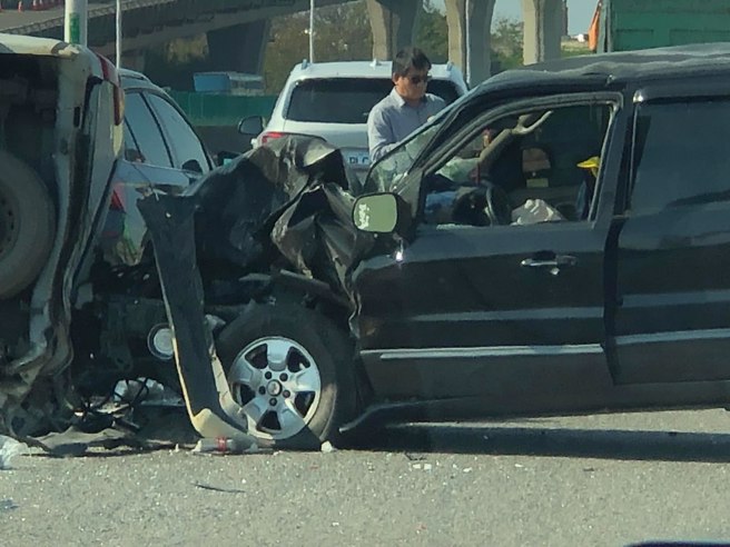 國道2號大園交流道今（11日）下午3時許發生3車追撞，其中1輛車當場90度側翻躺在路中，另輛車車頭幾乎撞爛。（翻攝自桃園市議員游吾和臉書）