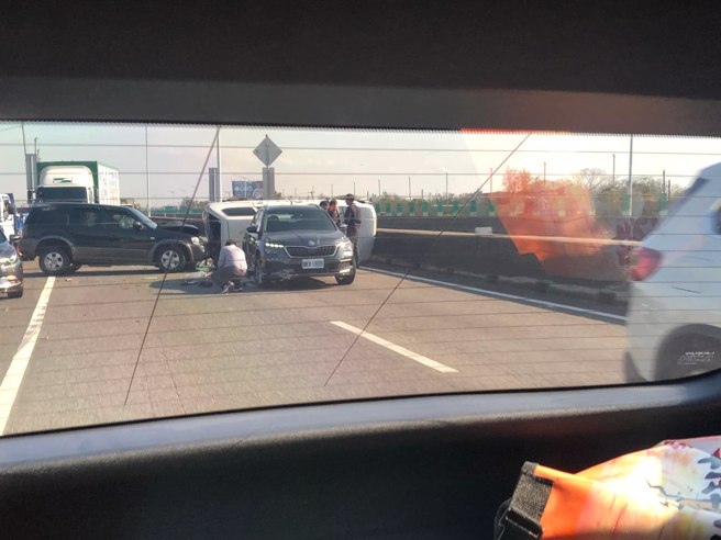 國道2號大園交流道今（11日）下午3時許發生3車追撞，其中1輛車當場90度側翻躺在路中，另輛車車頭幾乎撞爛。（翻攝自桃園市議員游吾和臉書）