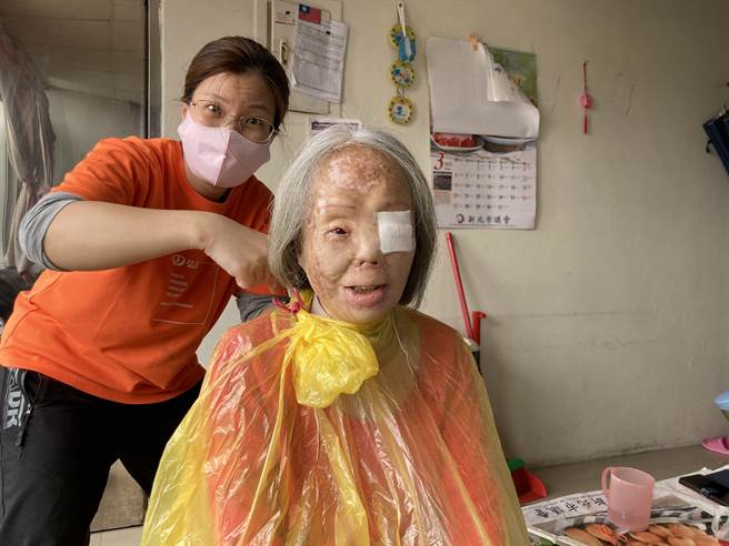 照顾秘书张晋僖替美樱阿姨修剪头髮，迎接夏天的到来 (弘道老人福利基金会提供)