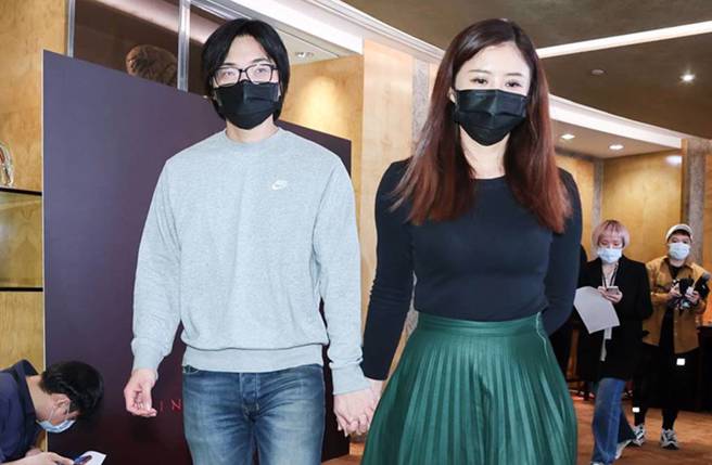 柯孟融遭控呼麻硬上，今开记者会主播妻宋燕旻陪同力挺。(图／罗永铭摄)