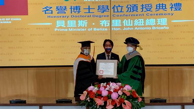 贝里斯总理布里仙纽(左)获崑山科大颁赠首座「名誉博士学位」，副总统赖清德(中)见证。(曹婷婷摄)