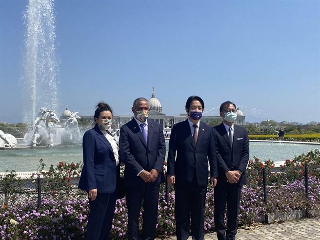 副总统赖清德陪同贝里斯总理布里仙纽伉俪走访奇美博物馆。(曹婷婷摄)