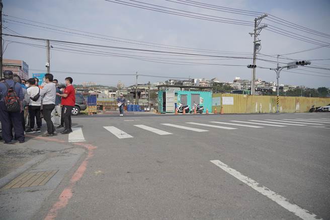 市议员洪佳君、苏泓钦近期召集铁道局、新工处等单位研议，盼车站施工期可连带打通凤福路至大湖路的计画道路，避免凤鸣陆桥上演天天塞车的场面。（市议员洪佳君提供）