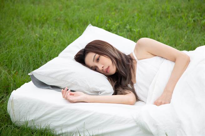 林采欣创作新单曲〈Find The Way〉唱出自白。（华纳音乐提供）