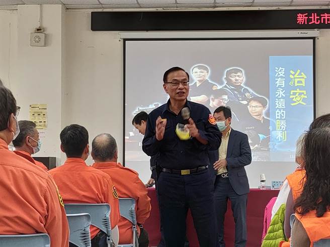 新北市三峽警分局今召集轄內150名交通義警、警察志工，舉行訓練課程，新北市警察局長黃宗仁現身鼓勵，盼凝聚民力向心力。（三峽警分局提供）