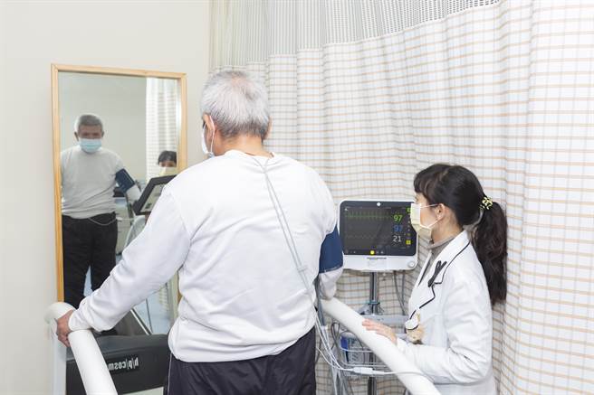 心肺復健物理治療師，從旁指導患者進行跑步機復健。（梧棲童醫院提供）