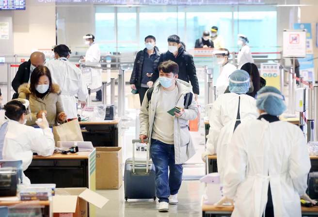 在桃园机场第二航厦的入境管制区内，刚下机的旅客排队查验入境检疫凭证。（范扬光摄）
