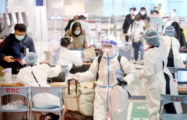 在桃園機場第二航廈的入境管制區內，剛下機的旅客排隊查驗入境檢疫憑證。（范揚光攝）
