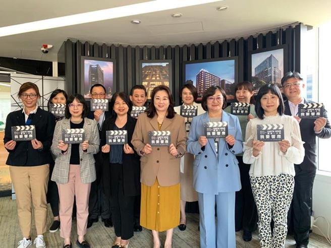 （国泰饭店观光事业响应「326国际关灯日」，由总经理暨执行长庄琬华领军支持提倡关灯一小时活动。 图／国泰饭店观光事业提供）