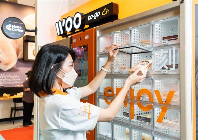 智能「饭」卖机2.0摆脱转轴式取餐，让民眾能够享用到热腾腾的便当。（石智中摄）