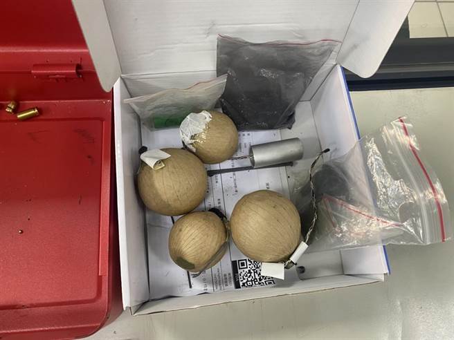员林莒光所员警凌晨查缉毒品人口，却意外在其住处发现枪枝弹药，还有火药、土制炸弹等爆裂物，4颗椰子状的土制炸弹虽无立即引爆危险，仍让员警全吓出一身冷汗。(警方提供／谢琼云彰化传真)