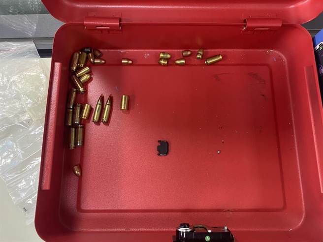 洪姓男子坦承吸食毒品，其租屋处一处暗门内还藏放改造手枪与13发子弹，火力强大。(警方提供／谢琼云彰化传真)