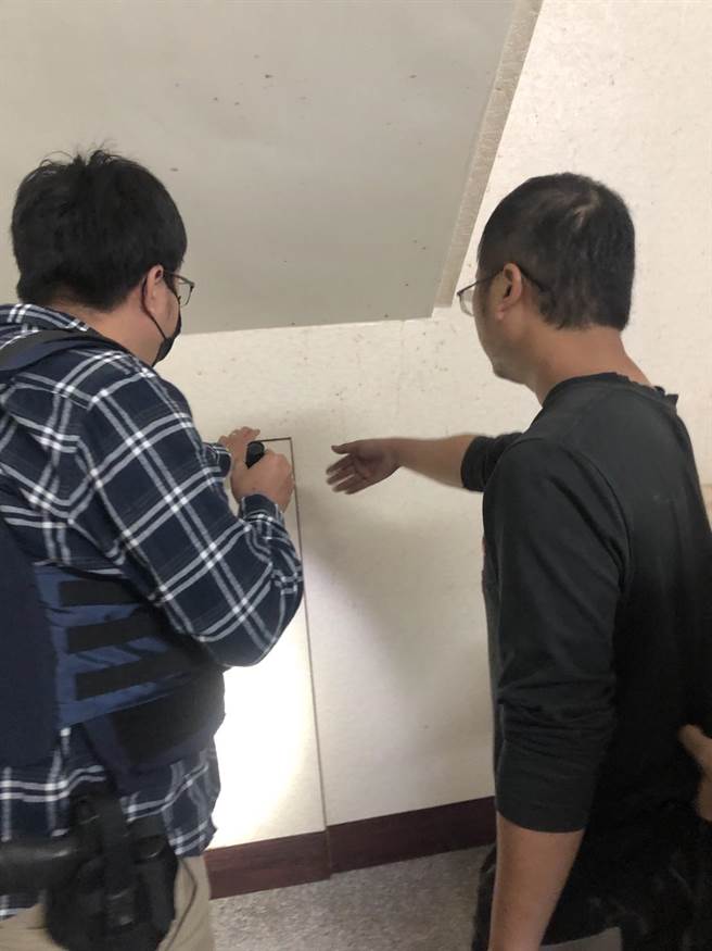 洪姓男子坦承吸食毒品，其租屋处一处暗门内还藏放改造手枪与13发子弹，火力强大。(警方提供／谢琼云彰化传真)