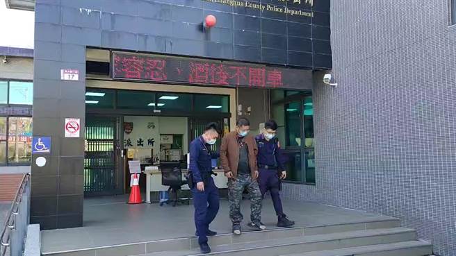 洪姓男今天一早六点半准备出门买早餐，见大批警力上门准备搜索，为多加抵抗、乖乖就范。全案移送彰化地检署扩大侦办，并向上追查枪枝来源。(警方提供／谢琼云彰化传真)