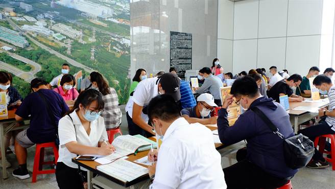 为振兴经济，劳工局扩大举办徵才活动，3月起总计将推出40场次的「周周徵才」。（中市府提供／林欣仪台中传真）