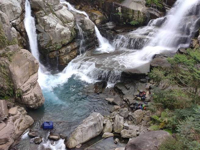 苗栗縣南庄鄉鹿場部落神仙谷11日下午發生 2名攝影師墜潭溺斃意外。（讀者提供／謝明俊苗栗傳真）