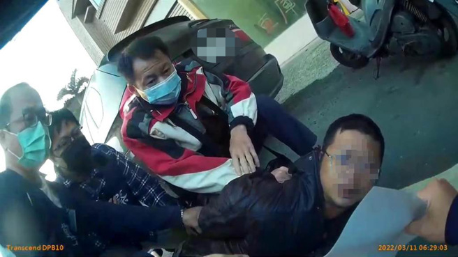 洪姓男今天一早六点半准备出门买早餐，见大批警力上门准备搜索，未多加抵抗、乖乖就范。全案移送彰化地检署扩大侦办，并向上追查枪枝来源。(警方提供／谢琼云彰化传真)