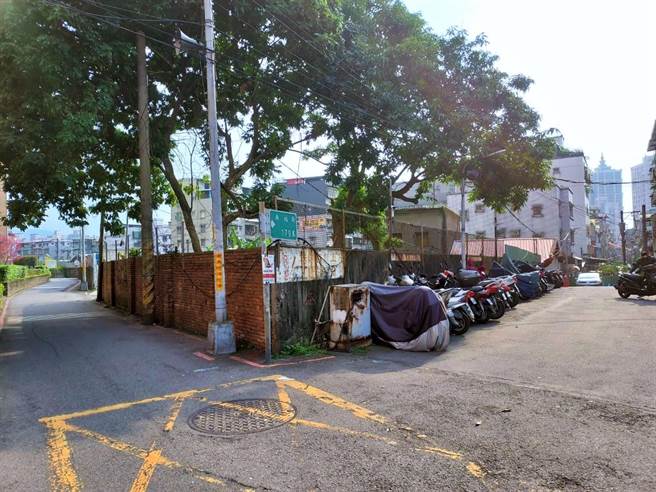 新北市土城區公所近年積極整合轄內閒置土地活化，近期檢視瑞興里3處閒置土地，今施工轉化為機車停車場，預計完工後可增加78個機車停車位。（土城區公所提供）