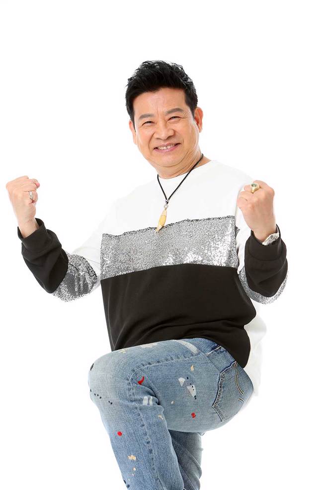 活力十足的杨庆煌，完全看不出已过耳顺。/图片来源：语缇国际