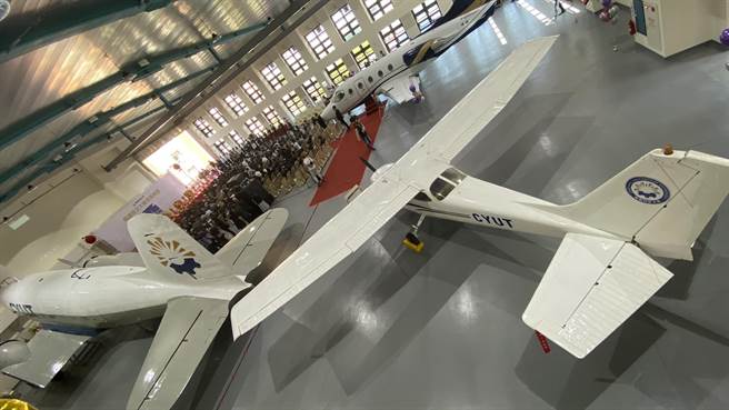 朝阳科大耗资5亿元兴建「时选航空大楼」，启用典礼在大楼机库举行，现场陈列3架飞机均各有来头，极具歷史意义。（陈淑芬摄）