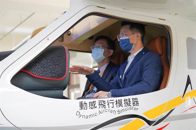 朝阳科大时选航空大楼建置飞行模拟实验室，让贵宾及学子体验航空专业及飞行乐趣。（陈淑芬摄）