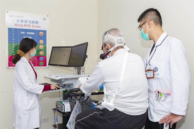 患者进行心肺復健治疗(左一为医师陈贞伶；右一为物理治疗师耿纪峯)。（童综合提供／陈淑娥台中传真）