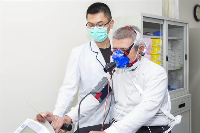 物理治疗师耿纪峯监测患者心肺耐力。（童综合提供／陈淑娥台中传真）