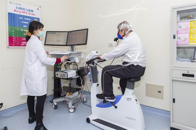 医师陈贞伶指导患者进行復健。（童综合提供／陈淑娥台中传真）