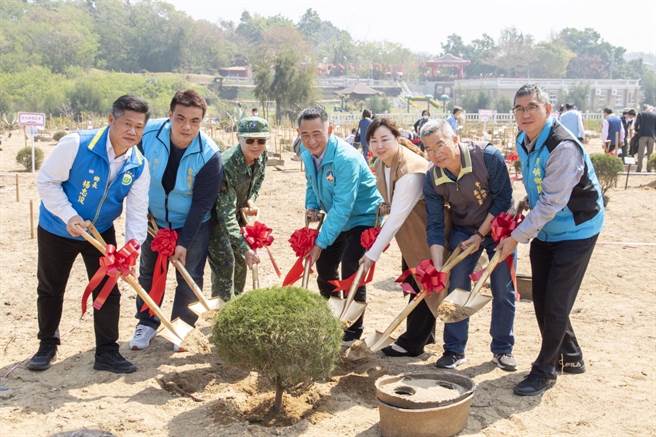金門縣長楊鎮浯、金防部指揮官陳忠文等人帶頭植樹，加入打造上林海岸綠意盎然美景的行列。（金門縣林務所提供）