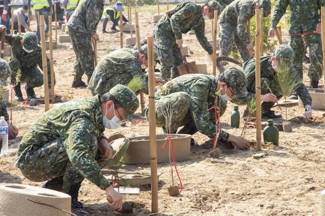 陸軍金防部官兵參與造林，展現軍民一家的金門精神。（金門縣林務所提供）