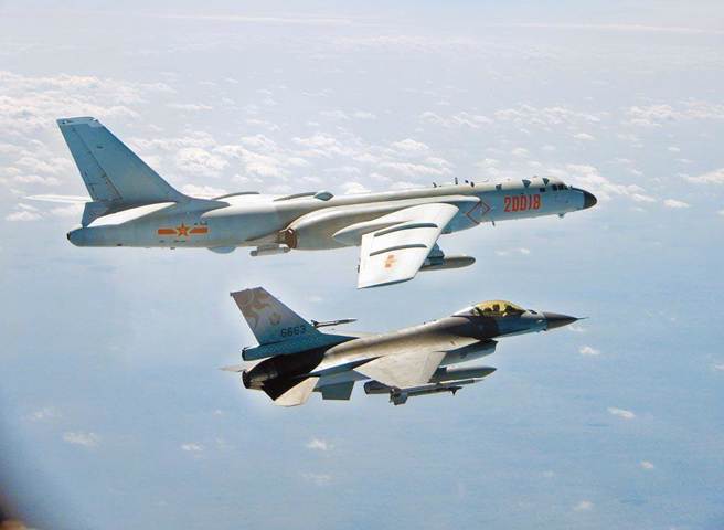 图为日前空军F-16战机监控共军轰六。（资料照／国防部提供）