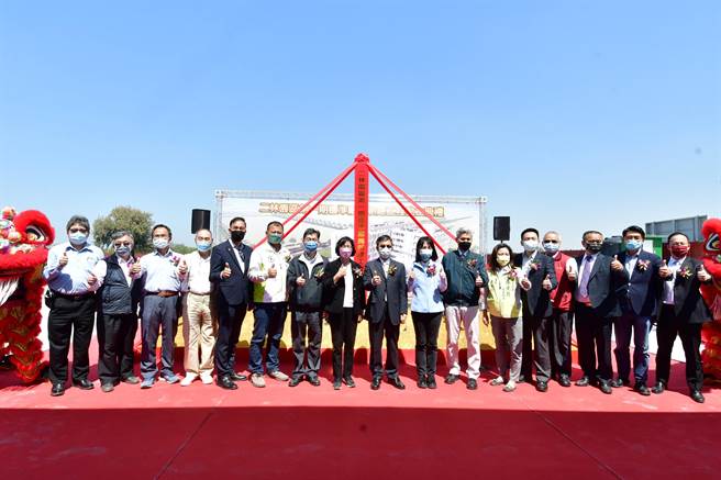 中科二林园区目前已核准入园进驻的厂商有31家，投入近千亿元资金，中科管理局今天办理第一期标准厂房新建工程动土典礼。（谢琼云摄）