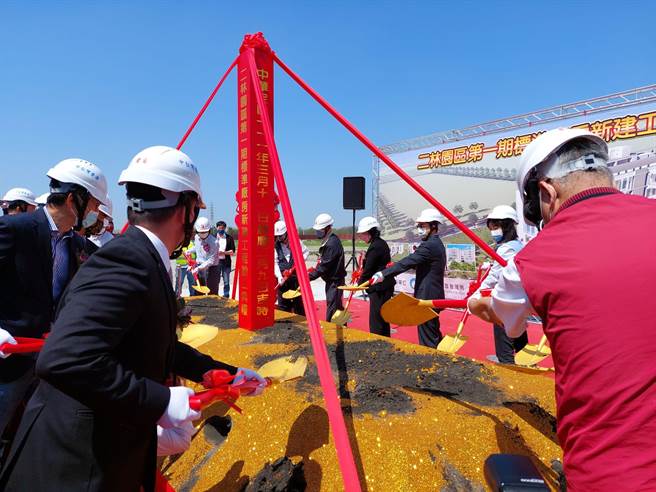 中科二林园区目前已核准入园进驻的厂商有31家，投入近千亿元资金，中科管理局今天办理第一期标准厂房新建工程动土典礼。（谢琼云摄）