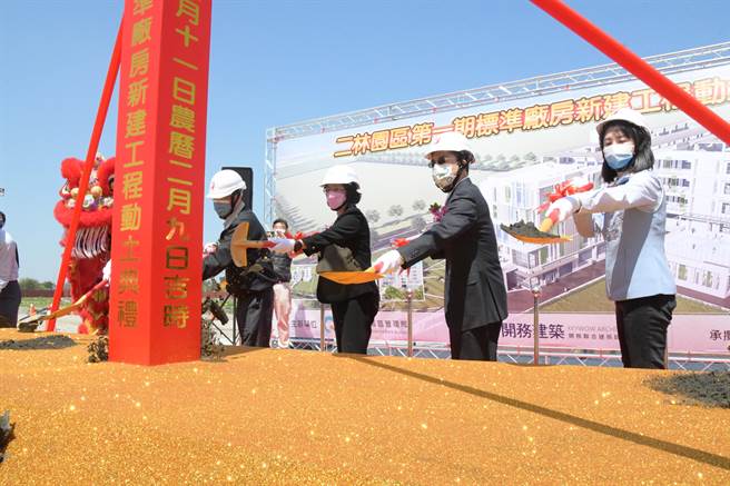 中科二林园区第一期标准厂房新建工程11日动工，立委谢衣凤（由右至左）、中科管理局长许茂新和彰化县长王惠美出席动土典礼；预计2024年完工，将可提供18个单元厂房供厂商承租进驻。（谢琼云摄）